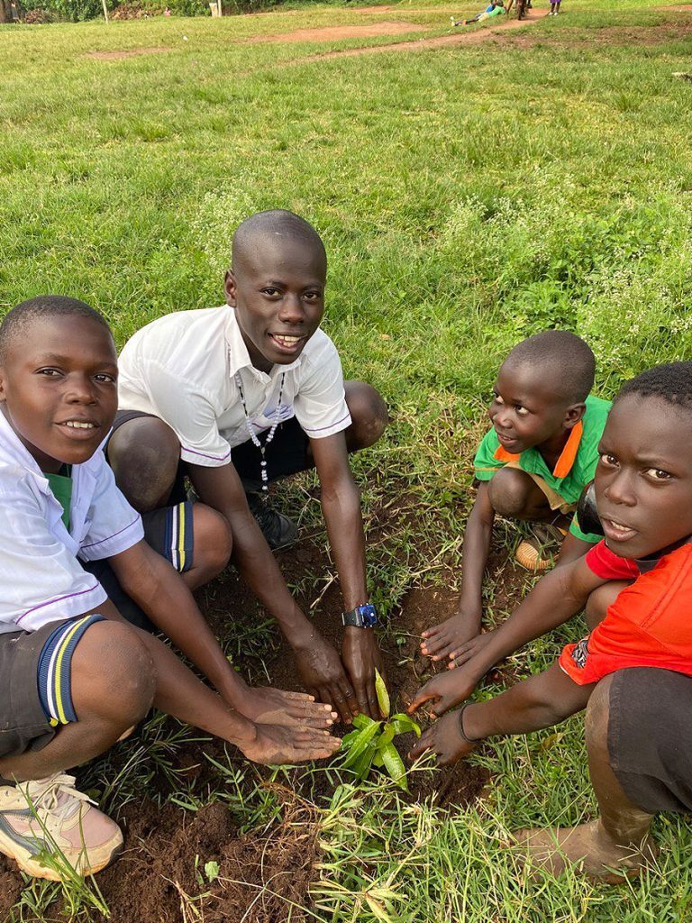 Pupils-planting-trees-2